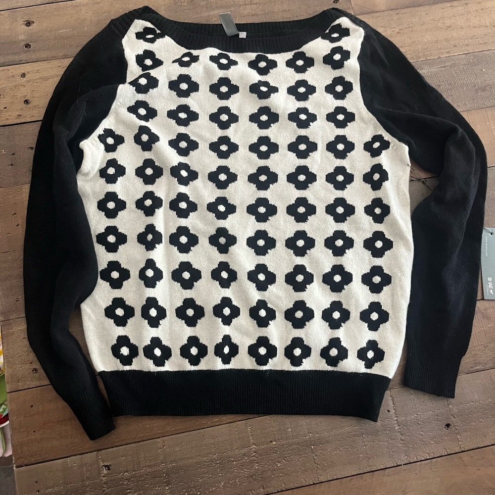 NWT women’s SHAE brand cashmere Floral Patterned Black and White Sweater